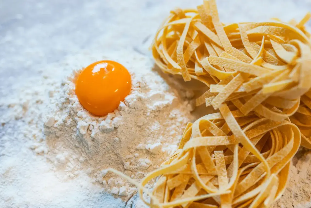 Składniki na domowy makaron: mąka, jajka