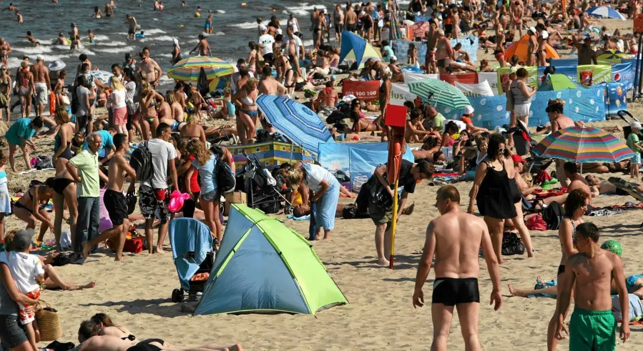 Tłumy na plaży w Sopocie latem