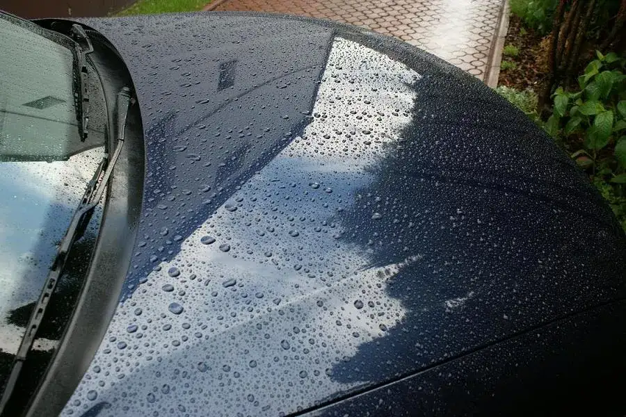 Samoch&oacute;d z efektem wet look po woskowaniu