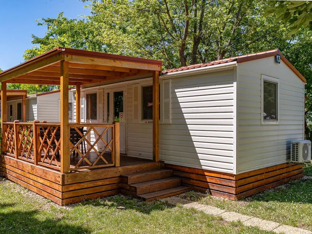 Domek mobilny z drewnianym tarasem i zadaszeniem, idealny na hajdu camping.