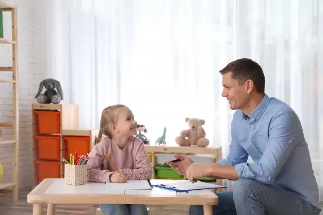 nauczanie indywidualne dziecko z nauczycielem w domu