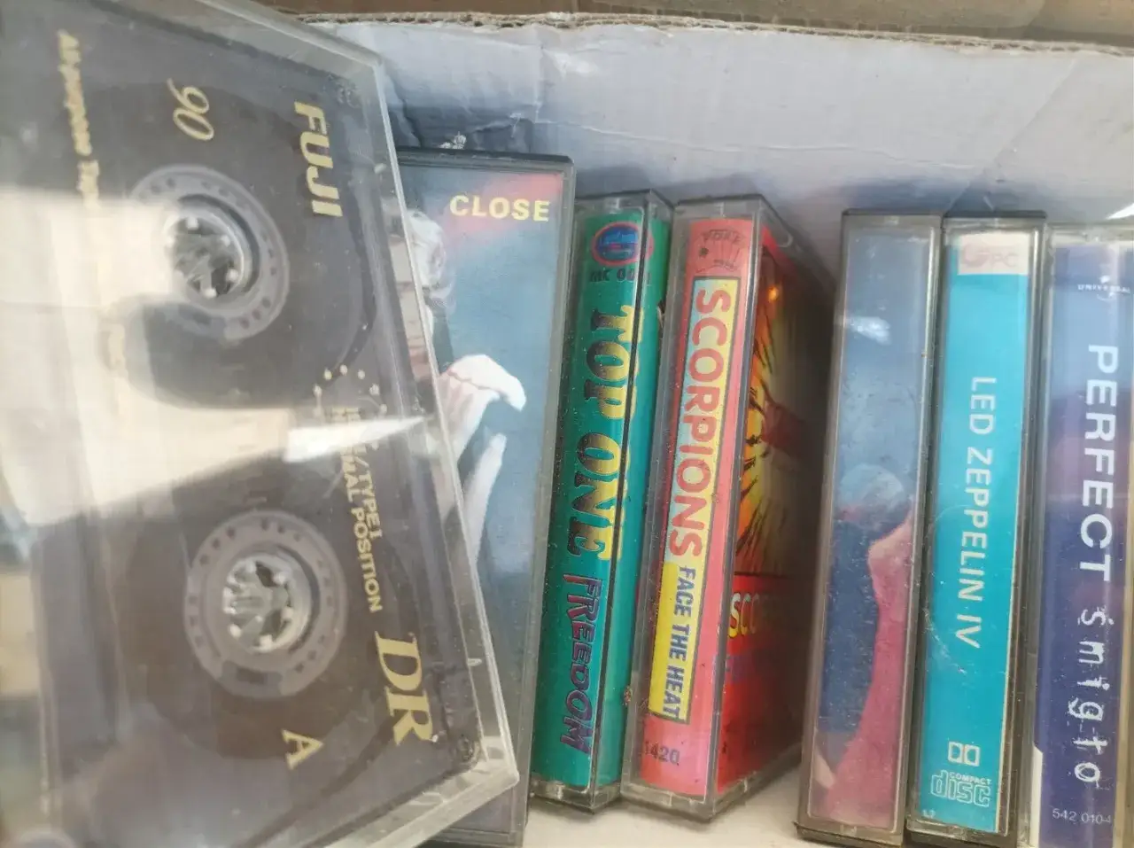 Kolekcja najbardziej poszukiwanych kaset magnetofonowych: FUJI, Scorpions, Led Zeppelin IV, Perfect.