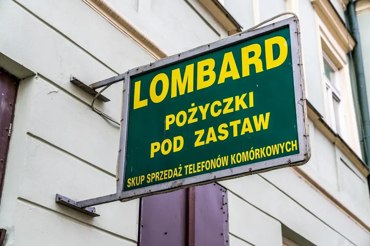 Zielony szyld z żółtym napisem 