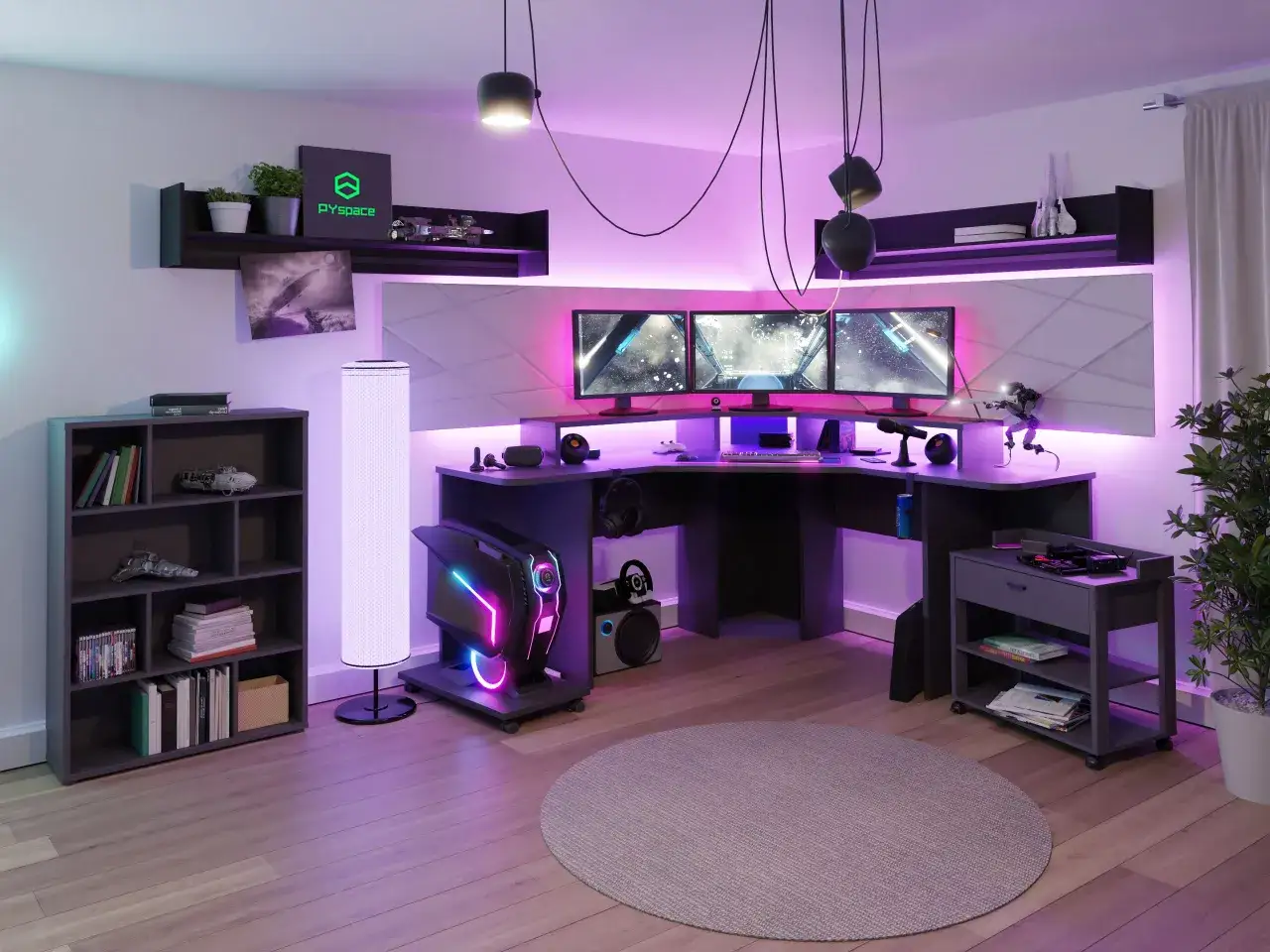 Nowoczesny pokój z ledami, idealny dla gracza. Trzy monitory, gamingowy komputer i wygodne biurko tworzą centrum dowodzenia.