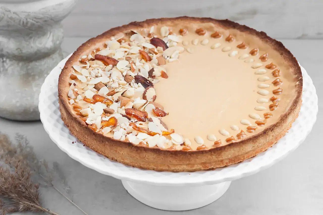 Tarta z kajmakiem i mascarpone, udekorowana migdałami i suszonymi owocami. Wygląda pysznie!