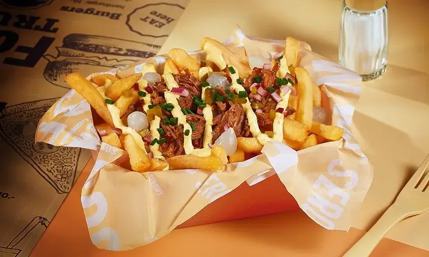 Loaded fries z wołowiną i sosem