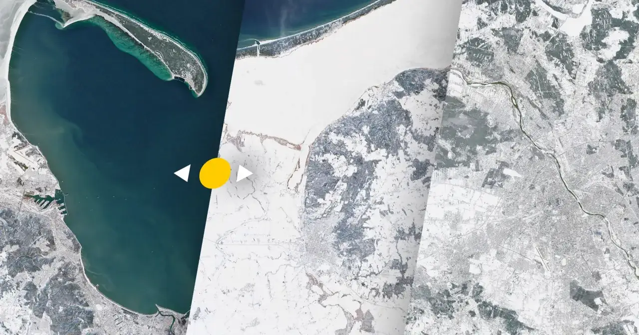 Trzy ujęcia satelitarne pokazujące wybrzeże i tereny lądowe. Pierwsze ujęcie przedstawia ciemnoniebieską wodę i zieloną wyspę. Kolejne dwa ukazują krajobraz pokryty śniegiem, z widocznymi polami i zabudowaniami, sugerując, czy Bałtyk zamarzał.