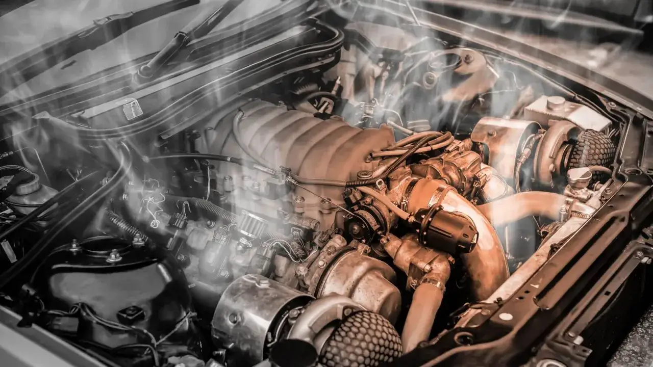 przegrzany silnik w samochodzie