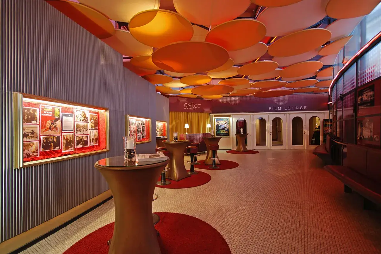Innenansicht Astor Film Lounge oder Zoo Palast mit Speisen und Getr&auml;nken