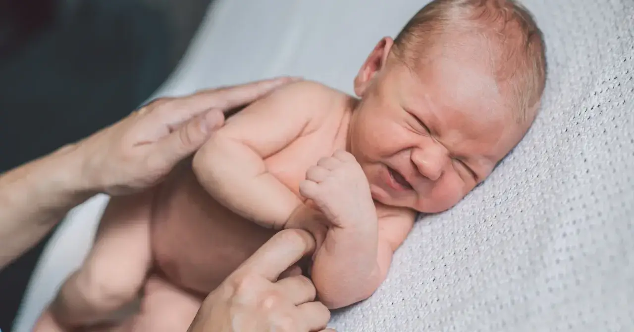 niemowlę masowane przez mamę