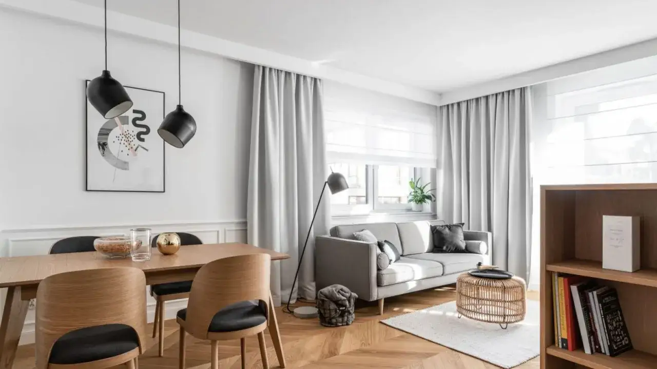 mały salon z jadalnią jasne kolory