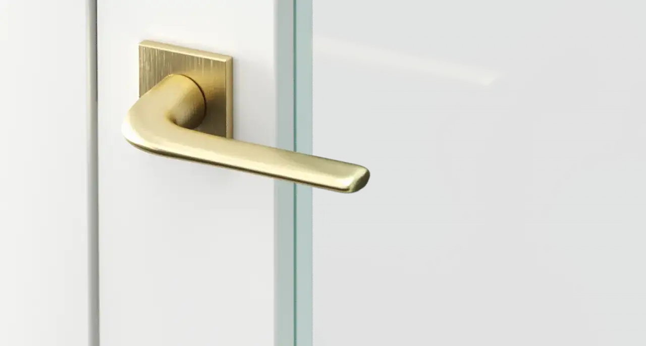 Złote klamki do białych drzwi style