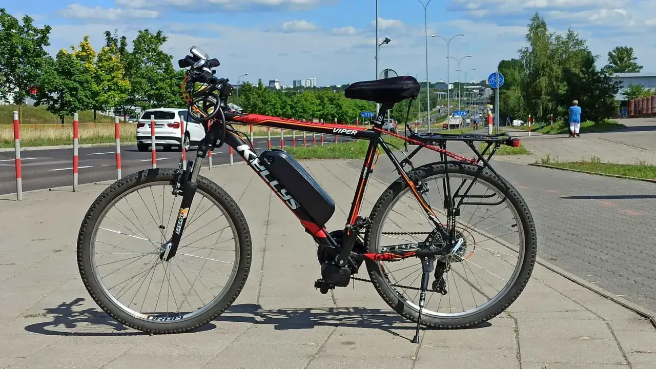 Rower Kellys Viper przerobiony na elektryczny. Zastanawiasz się, ile kosztuje przerobienie roweru na elektryczny? Ten zestaw z baterią to przykład takiej modernizacji.