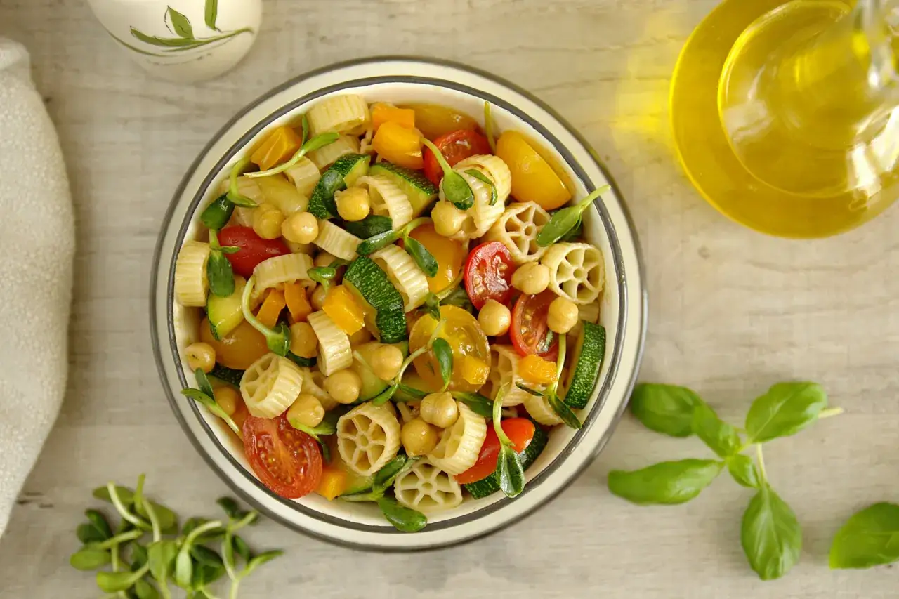 sałatka makaronowa z oliwą