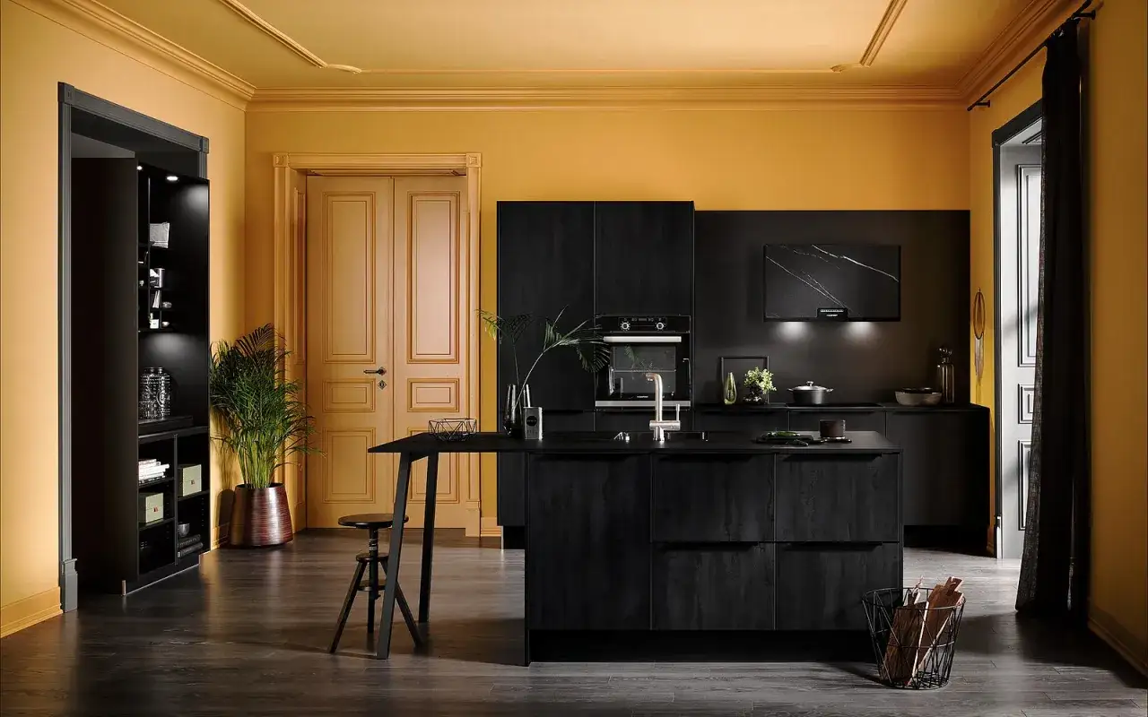 Elegancka kuchnia modern classic z czarnymi, matowymi frontami, złotymi akcentami i żółtymi ścianami.