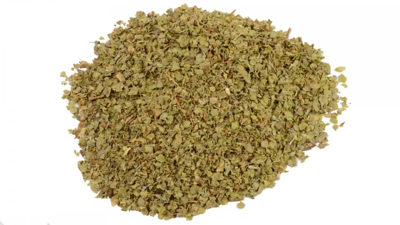 Kopiec suszonego majeranku, kt&oacute;ry ma wiele właściwości zdrowotnych, na białym tle.