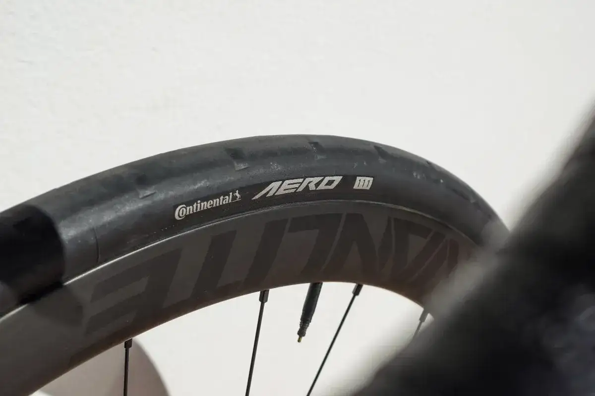 Opona Continental AERO 111 na aerodynamicznym kole rowerowym. Idealne, jakie koło do roweru dla osiągów.