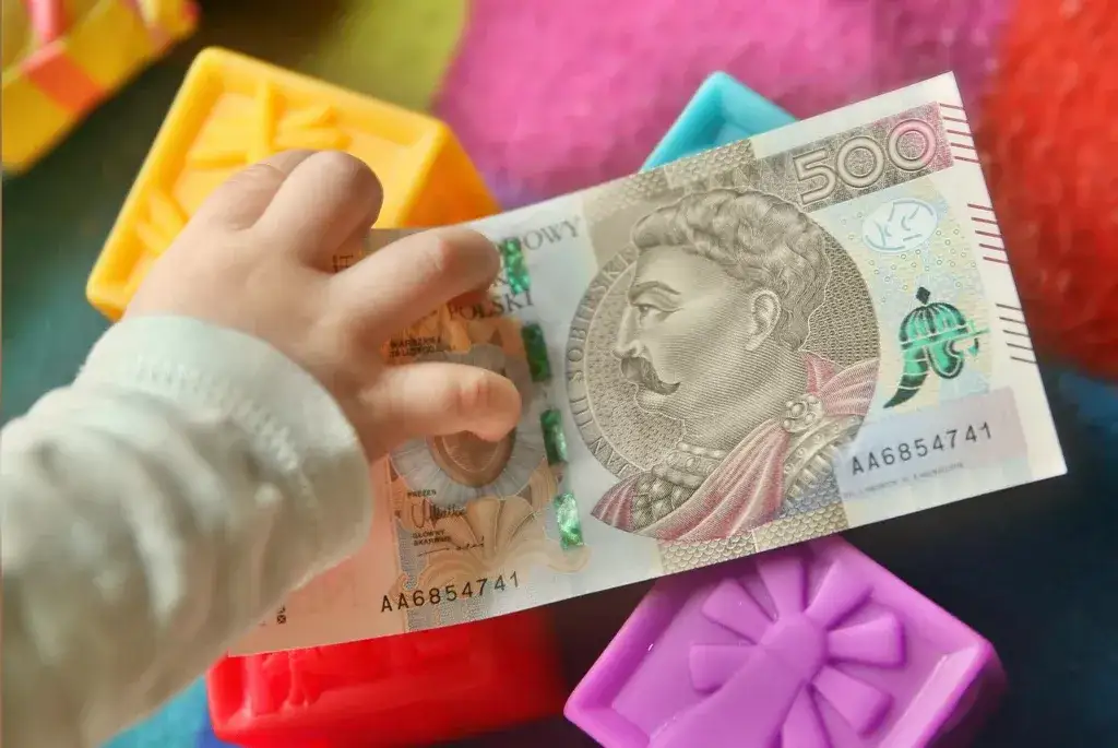 Zdjęcie Ile można zarobić na urlopie wychowawczym: fakty o świadczeniach dla rodzica