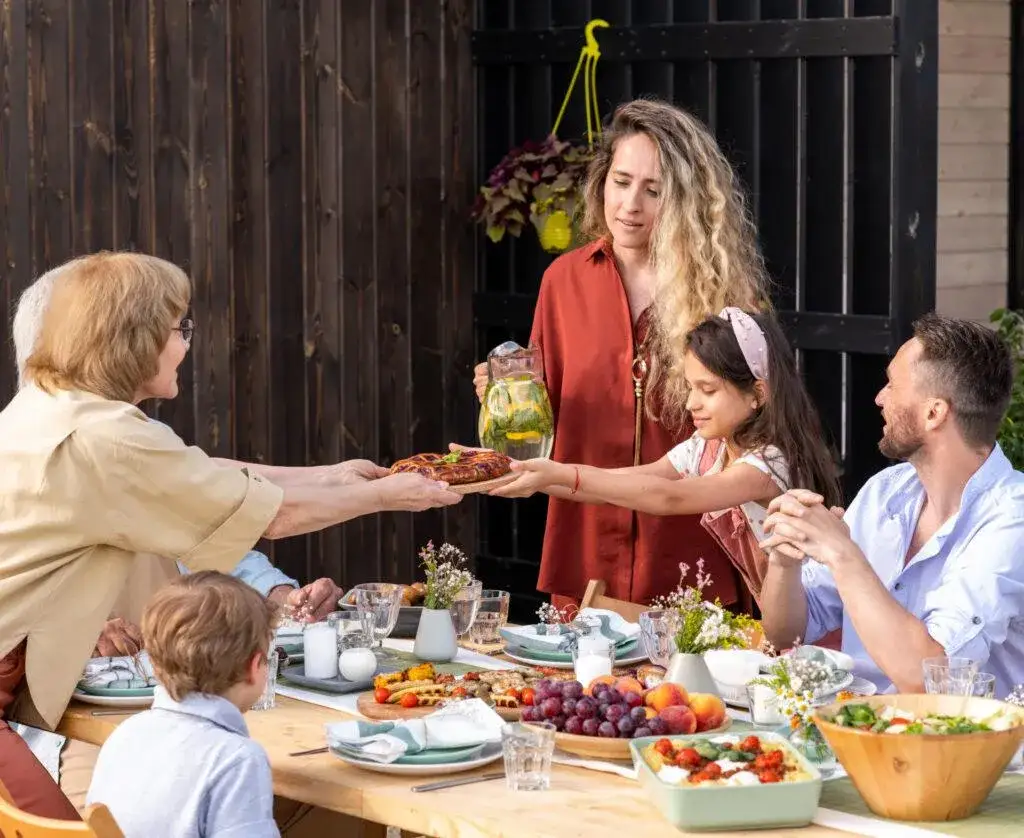 rodzina na przyjęciu komunijnym w restauracji