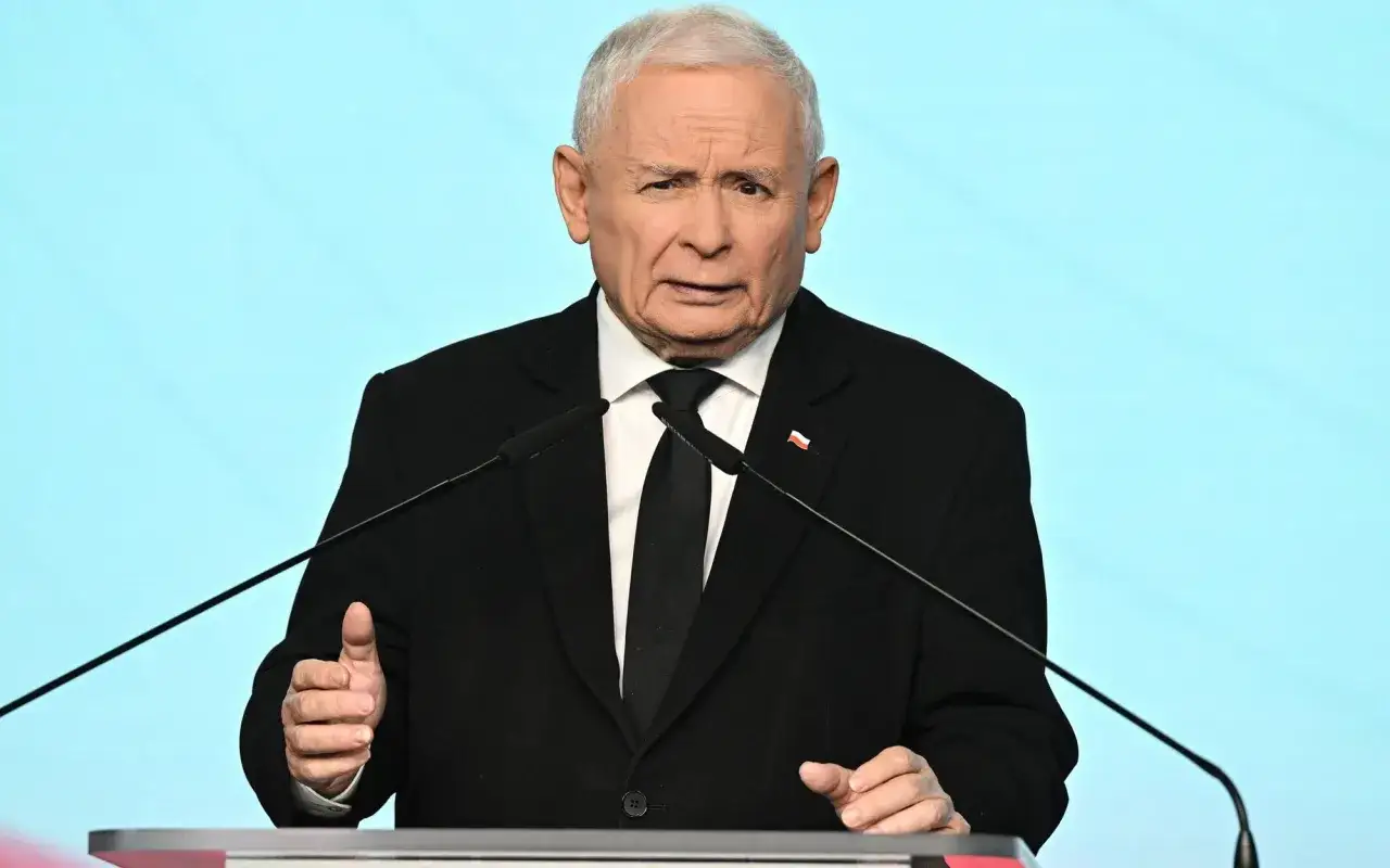 Jarosław Kaczyński przemawia, podkreślając znaczenie partii dla przyszłości Polski.