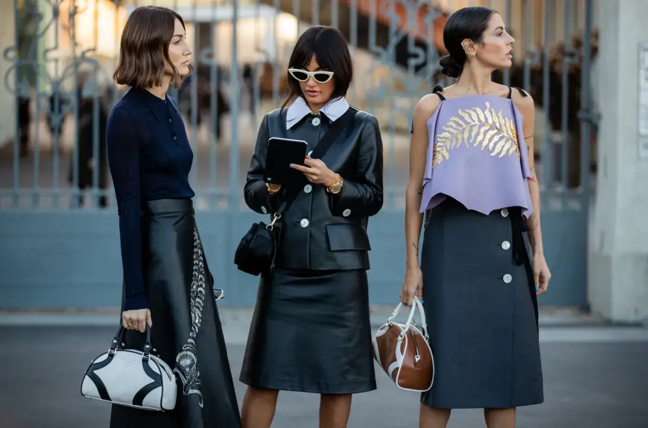 różne fasony skórzanych spódnic na sylwetkach