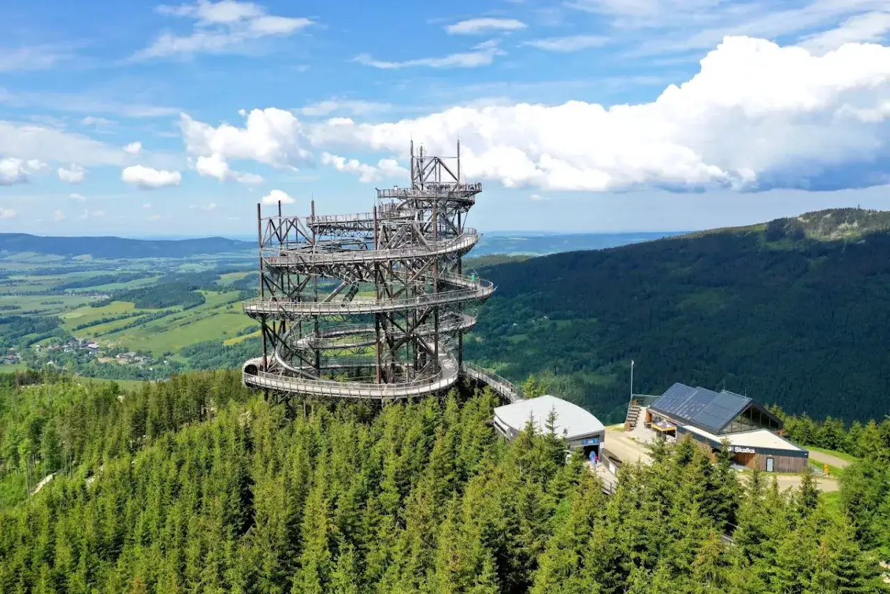 Spektakularny sky walk w Czechach, drewniana konstrukcja wznosząca się nad lasem, oferuje zapierające dech w piersiach widoki na g&oacute;ry i doliny.
