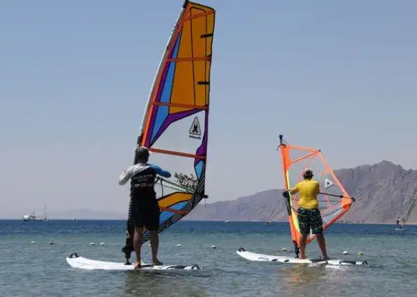 Nowoczesny sprzęt windsurfingowy dla początkujących