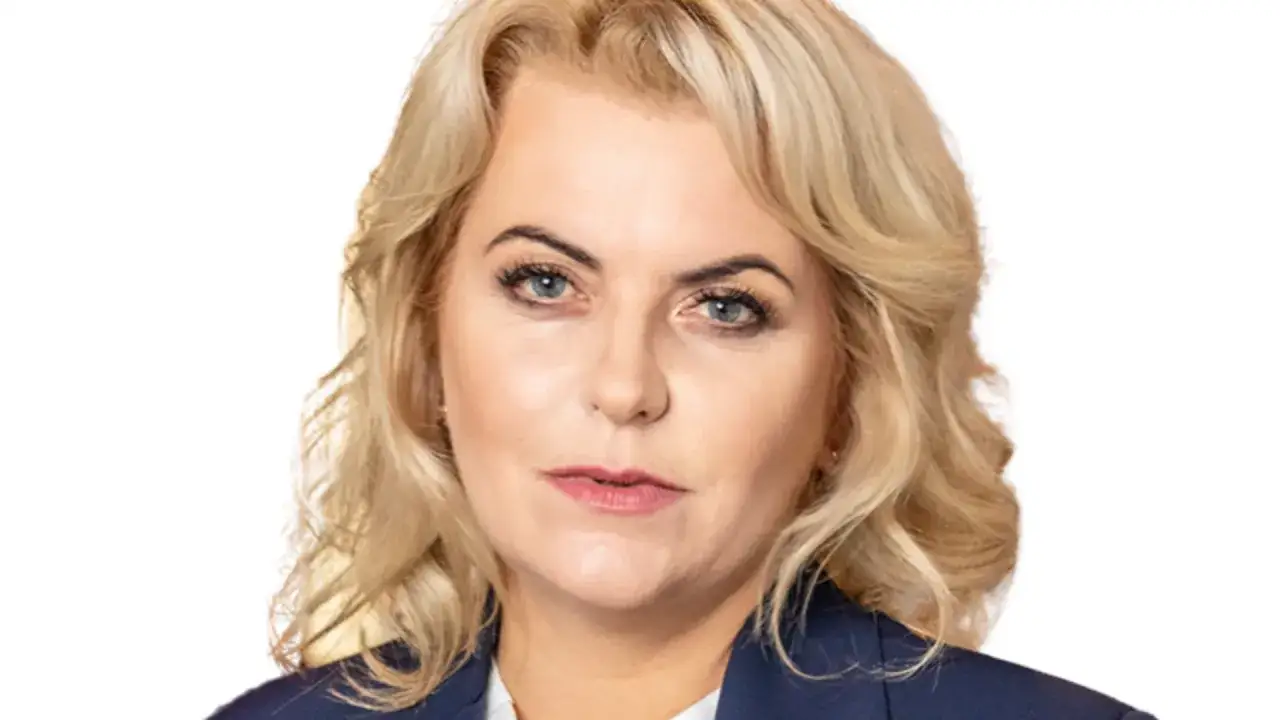 Portret kobiety z blond włosami, w granatowej marynarce. Czy urologiem może być kobieta? Tak, jak najbardziej!