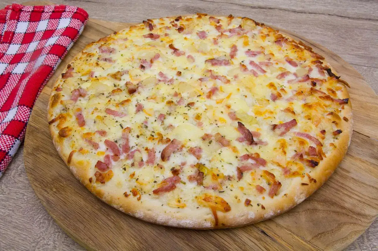 Pizza montagnarde aux lardons et reblochon