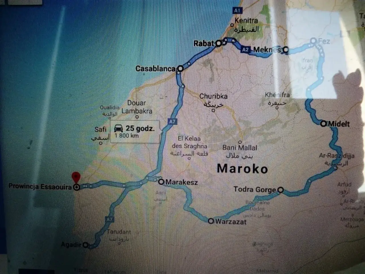 Mapa Maroko z zaznaczoną trasą podr&oacute;ży, obejmującą miasta takie jak Casablanca, Rabat, Fez, Marrakesz i Essaouira. Widać też informacje o dystansie i czasie podr&oacute;ży.