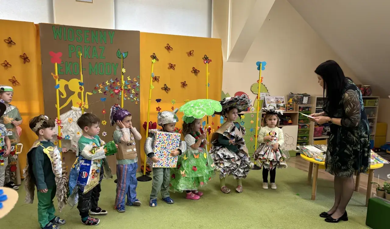 Dzieci prezentują ekologiczne stroje na 