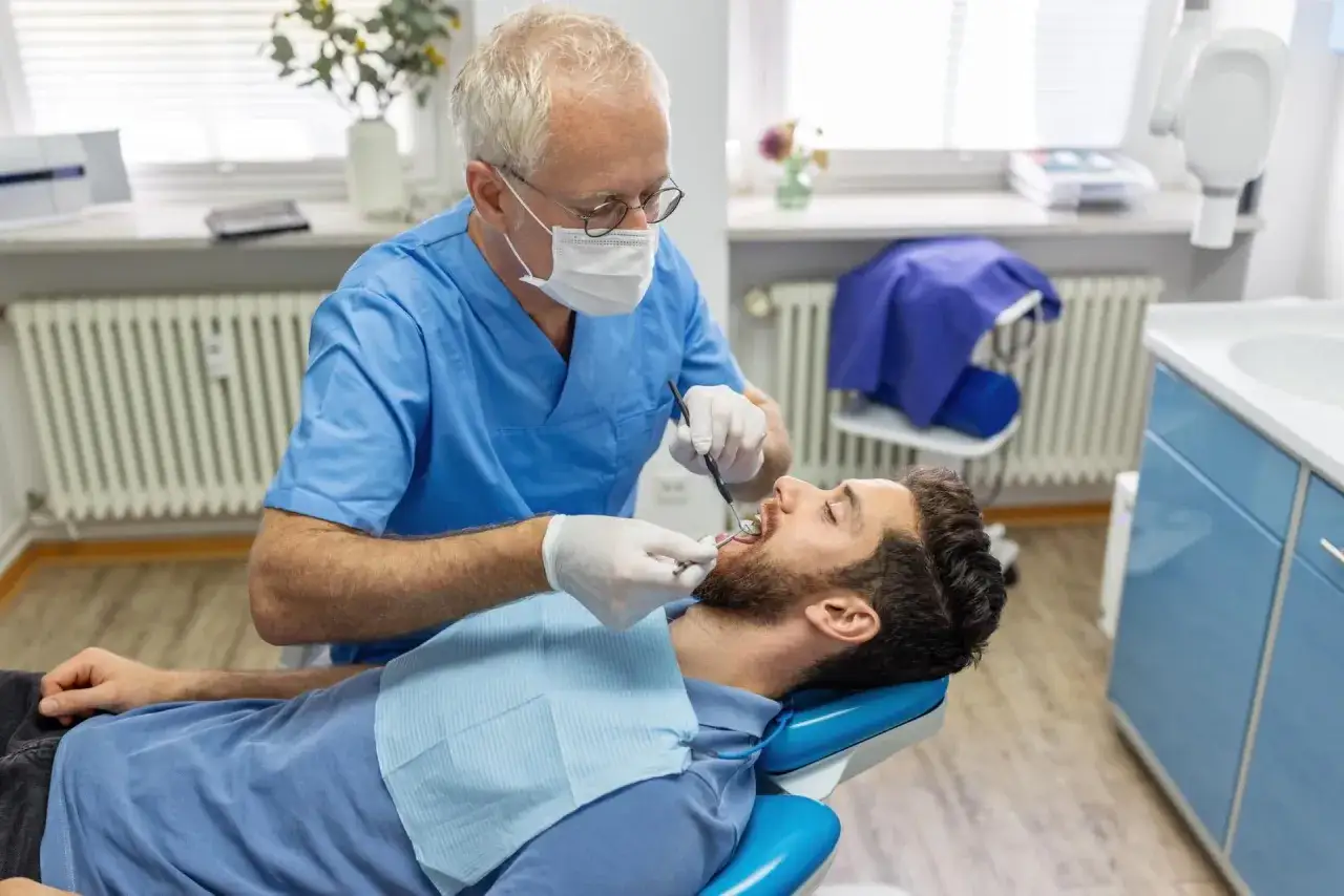 por&oacute;wnanie dentysta NFZ prywatnie