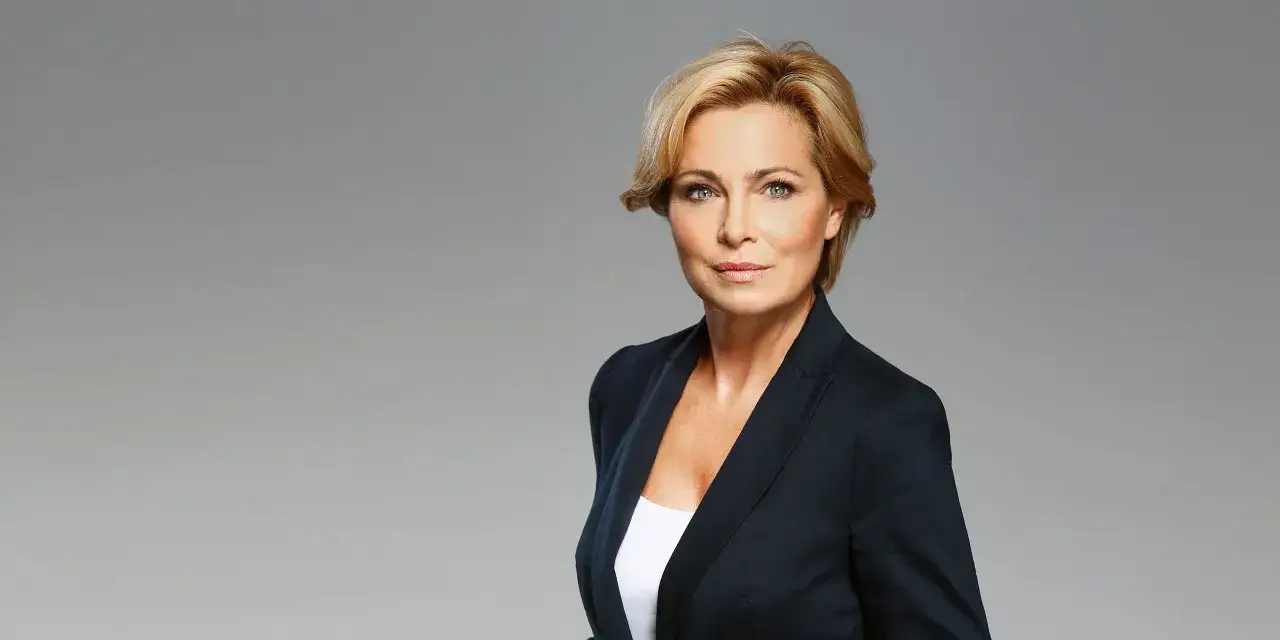 Elegancka kobieta w czarnej marynarce, profesjonalne zdjecie biznesowe.