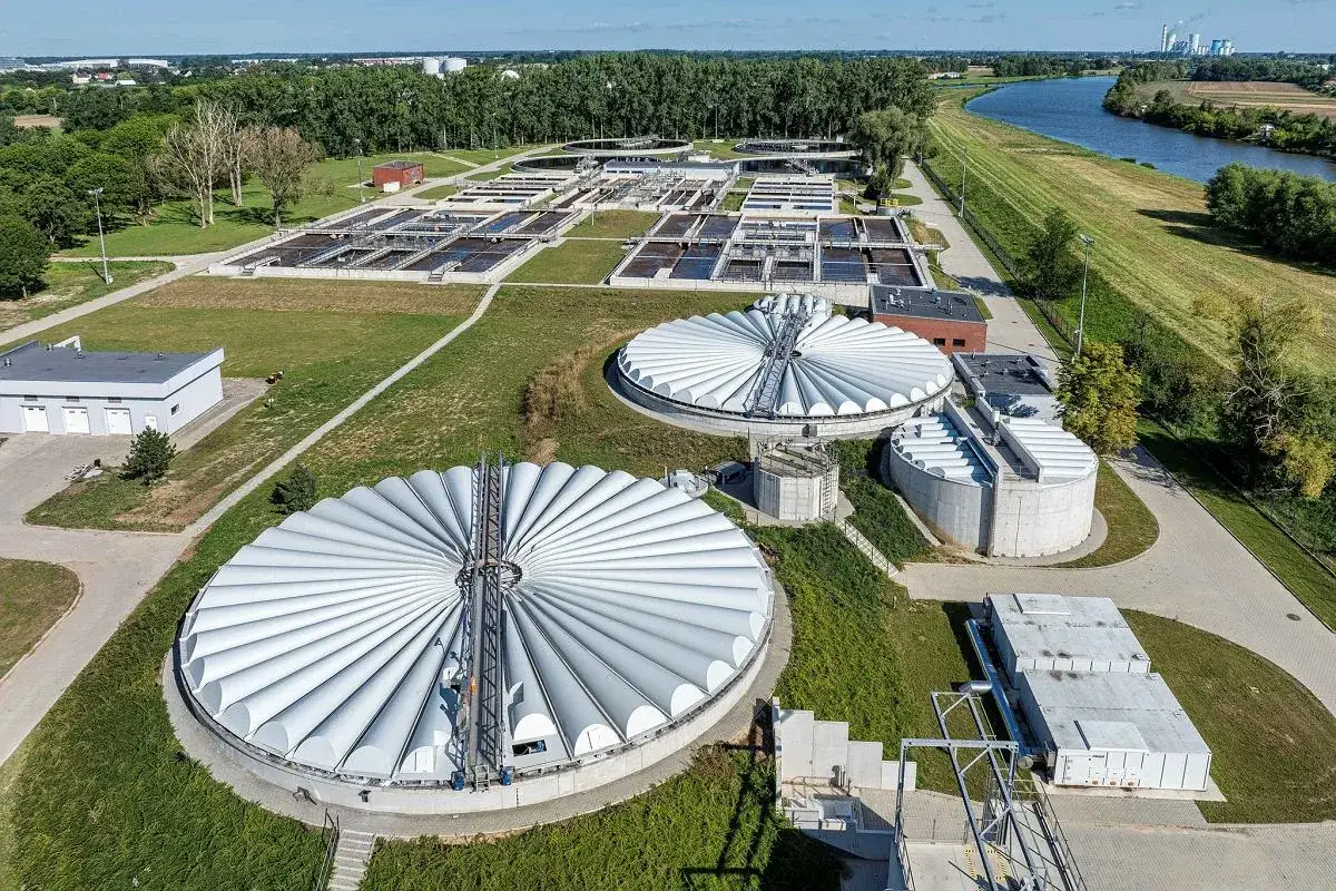 Nowoczesna oczyszczalnia ściek&oacute;w z panelami słonecznymi