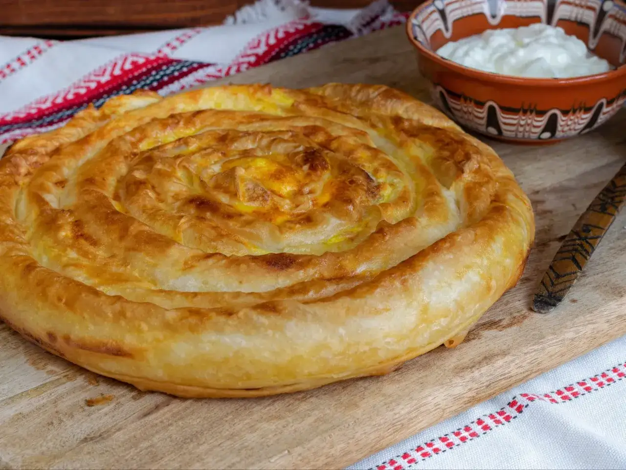 Złocista banica, idealna na śniadanie, z serem i jogurtem. Prosty przepis na pyszne danie.