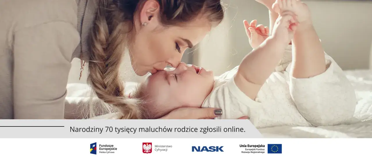 Matka całuje dziecko w czoło. Narodziny 70 tysięcy maluchów zgłosili online. To ułatwia jak przemeldować dziecko.