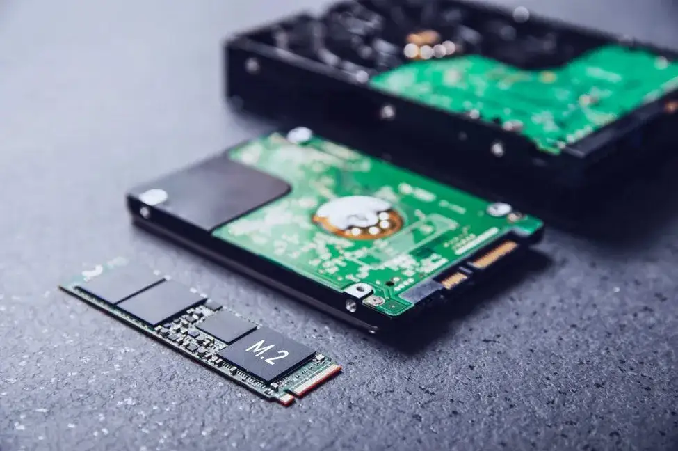 Porównanie dysku HDD i SSD