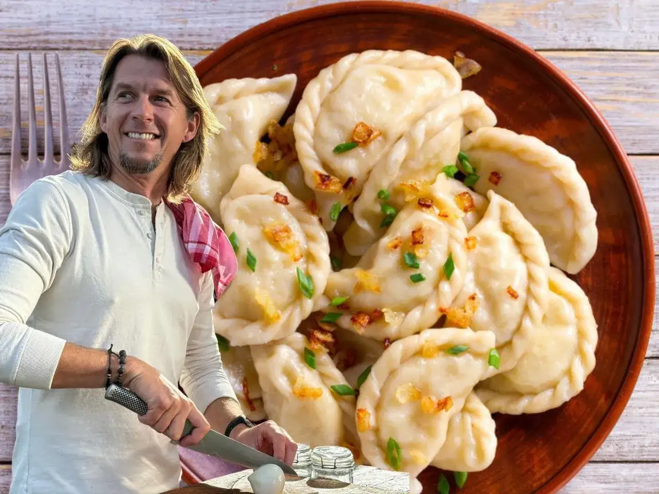 Szef kuchni kroi cebulę do pysznych pierogów. Ten przepis na pierogi to klasyka!