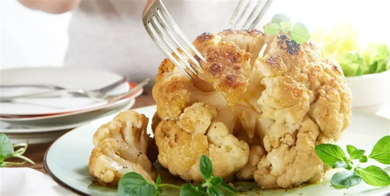 Pieczony kalafior z ziołami, idealny do podania. Czy można mrozić kalafior? Tak, po ugotowaniu lub blanszowaniu.