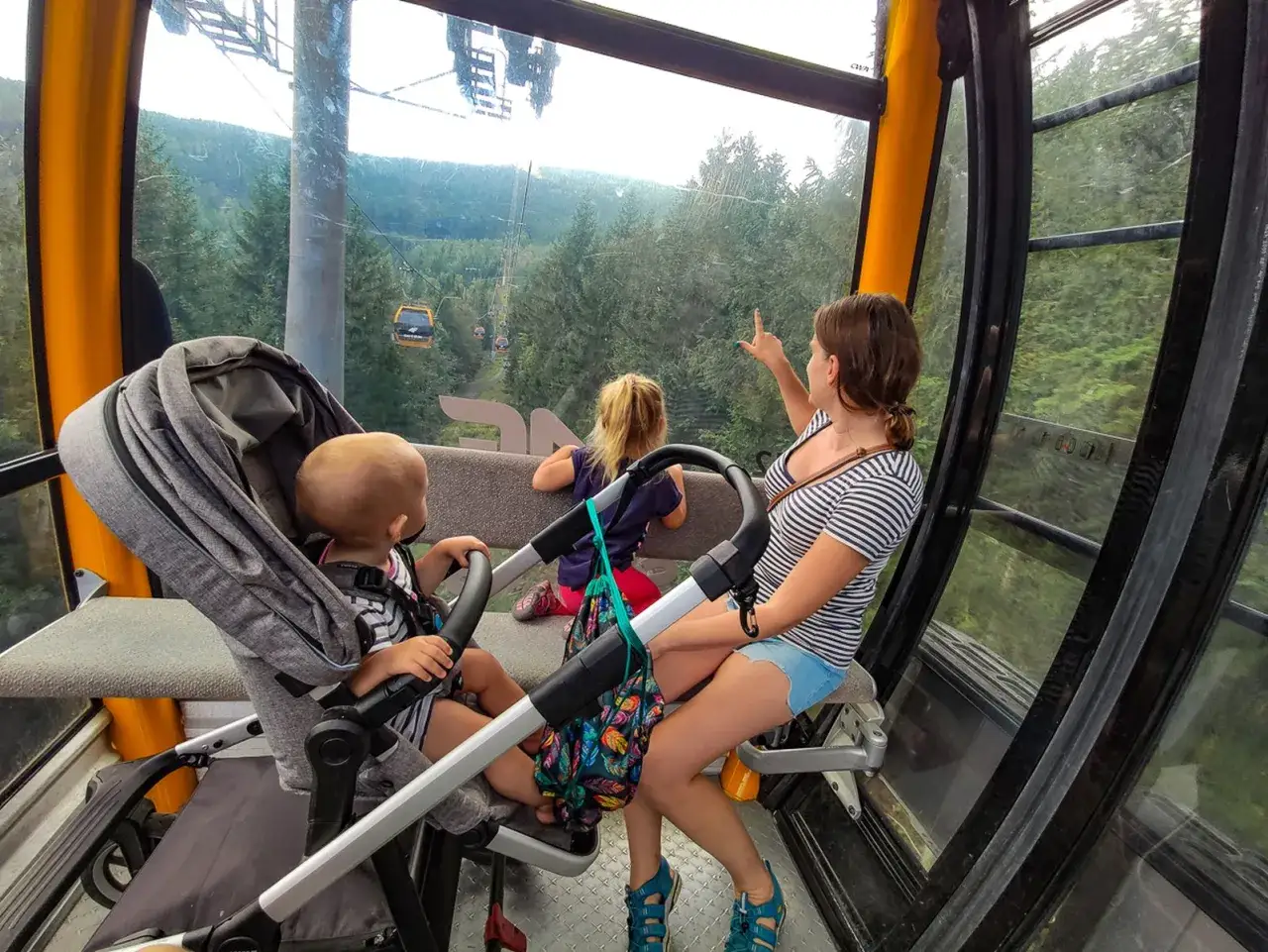 Rodzina z w&oacute;zkiem na g&oacute;rskim szlaku w Beskidach