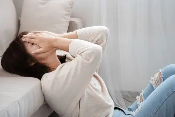 osoba zmagająca się z emocjami, smutna twarz, niepokój