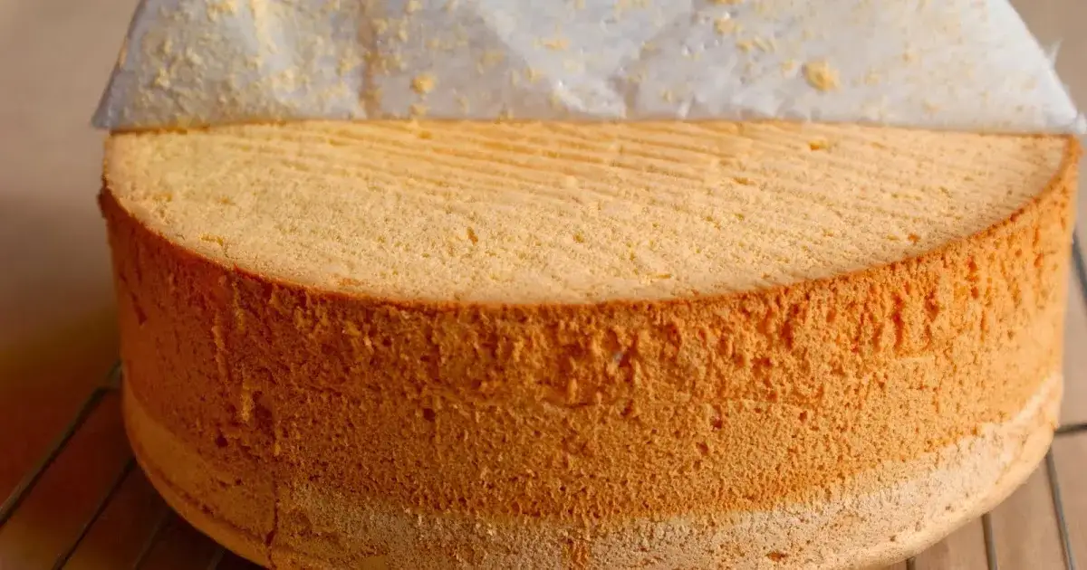 Puszysty biszkopt przekrojony