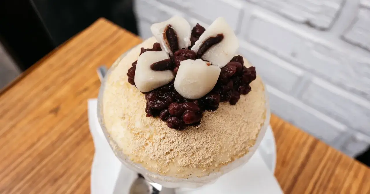 Pyszny deser z lodem, fasolką adzuki i mochi, inspirowany koreańskie przepisy na ciasta.