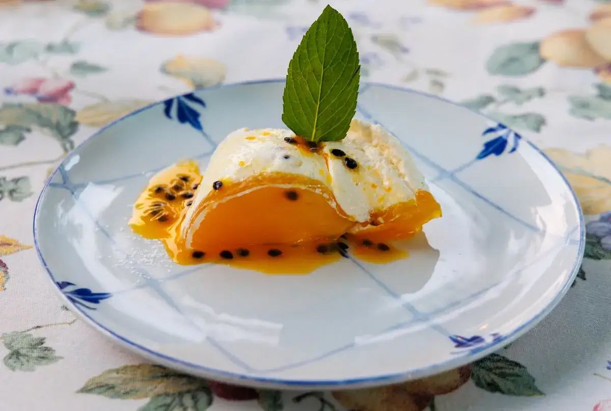 Pyszny deser z marakui i kremu, idealny jako inspiracja, co przywieźć z Maderę do jedzenia.