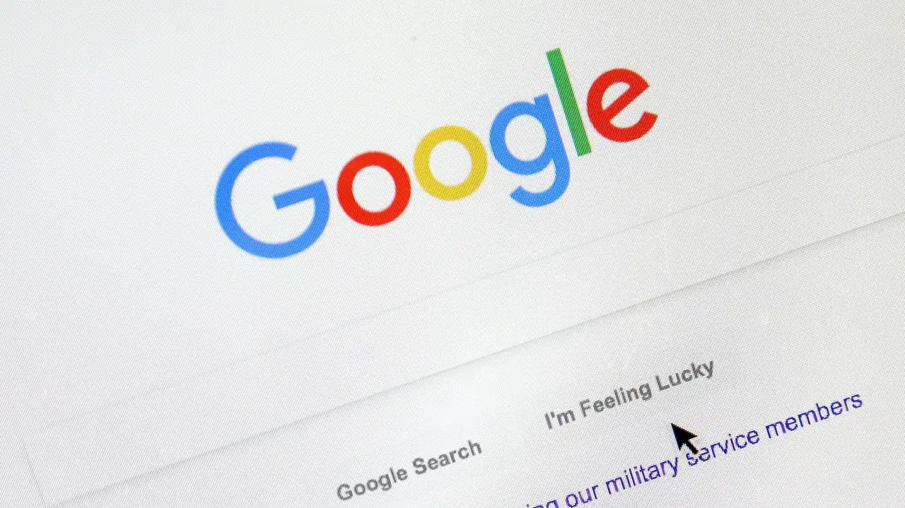 Strona główna Google. Szukasz informacji, jak wyłączyć przegląd od AI Google?