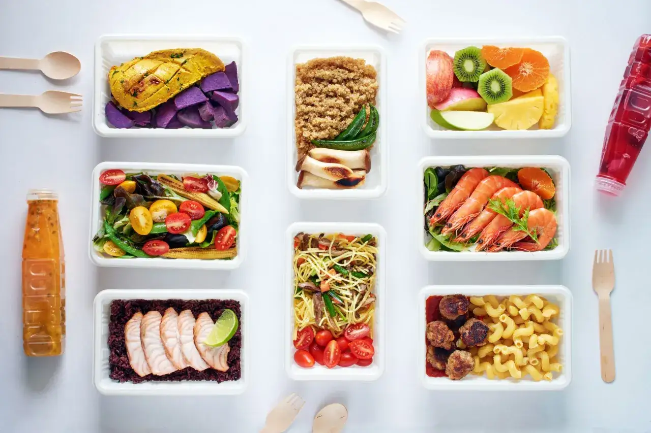 Pomysły na co na obiad na kilka dni: kurczak z batatami, sałatka, owoce, krewetki, łosoś z ryżem, makaron, klopsiki z makaronem.