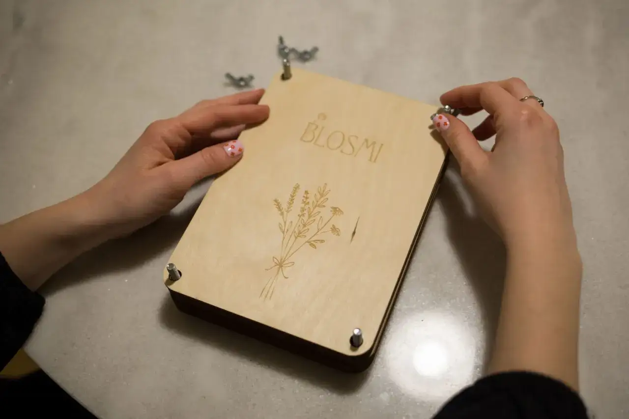 praska do kwiat&oacute;w i suszenie w książce