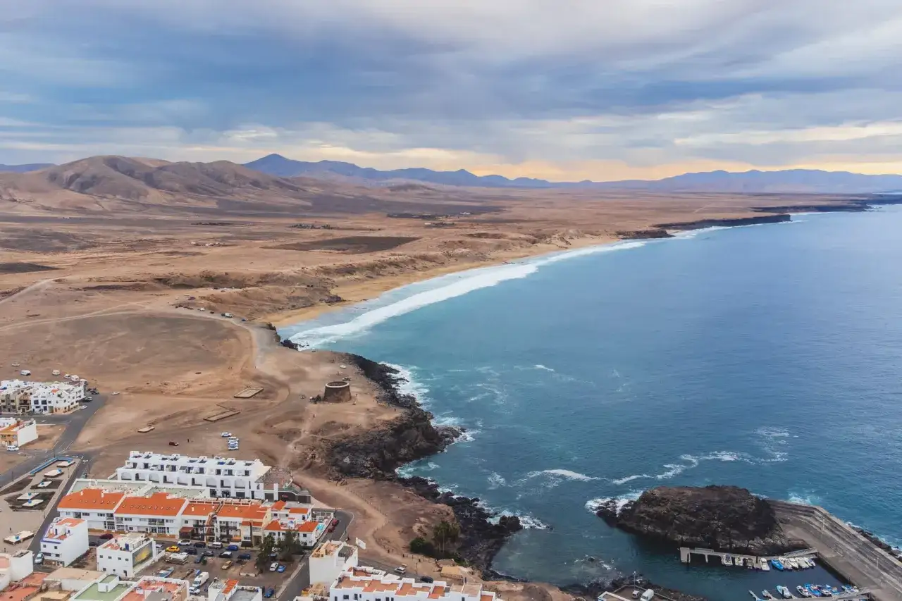 Zdjęcie Czy warto kupić apartament na Fuerteventurze? Odkryj ukryte ryzyka i korzyści