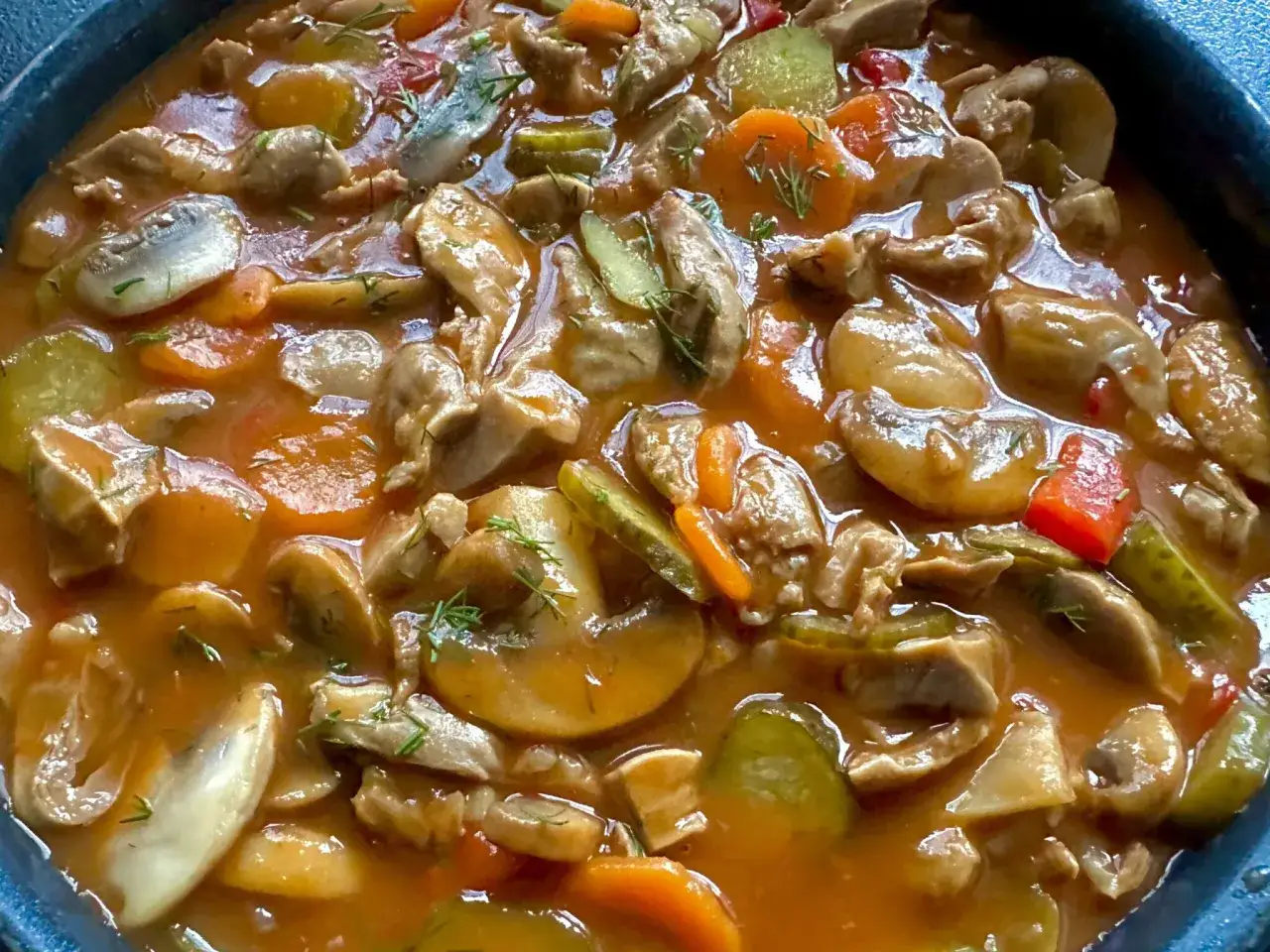 Gulasz z żołądk&oacute;w drobiowych w garnku z warzywami