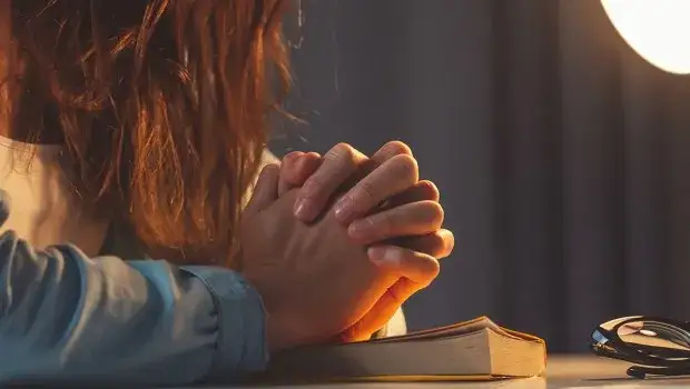 osoba w refleksji, medytacji wieczornej, spok&oacute;j, rachunek sumienia